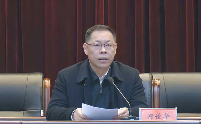 郑俊华主持县委中心组（扩大）学习暨第70期桃溪讲堂开讲活动.jpg