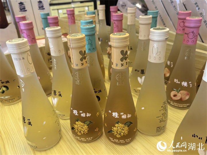 桂花酒俏销。人民网 周雯摄
